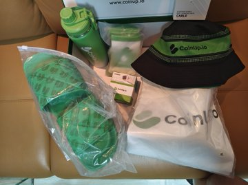 uniswap12's tweet image. 🔥 给大家舔来两套CoinUp的4周年礼盒！💚T恤、拖鞋、水杯、帽子…每一样都贴心！

🎁抽2人，每人赠送一套！💚

✅关注我和 @COINUPZH @Queenie_CoinUp 
✅赞+转+评论留言 #CoinUp 四周年快乐！
⏰48H开奖

✨想要更多礼物，快点下面引用的官方推文，报名参加 #TOKEN2049 最炸 After Party — CoinUp百大…