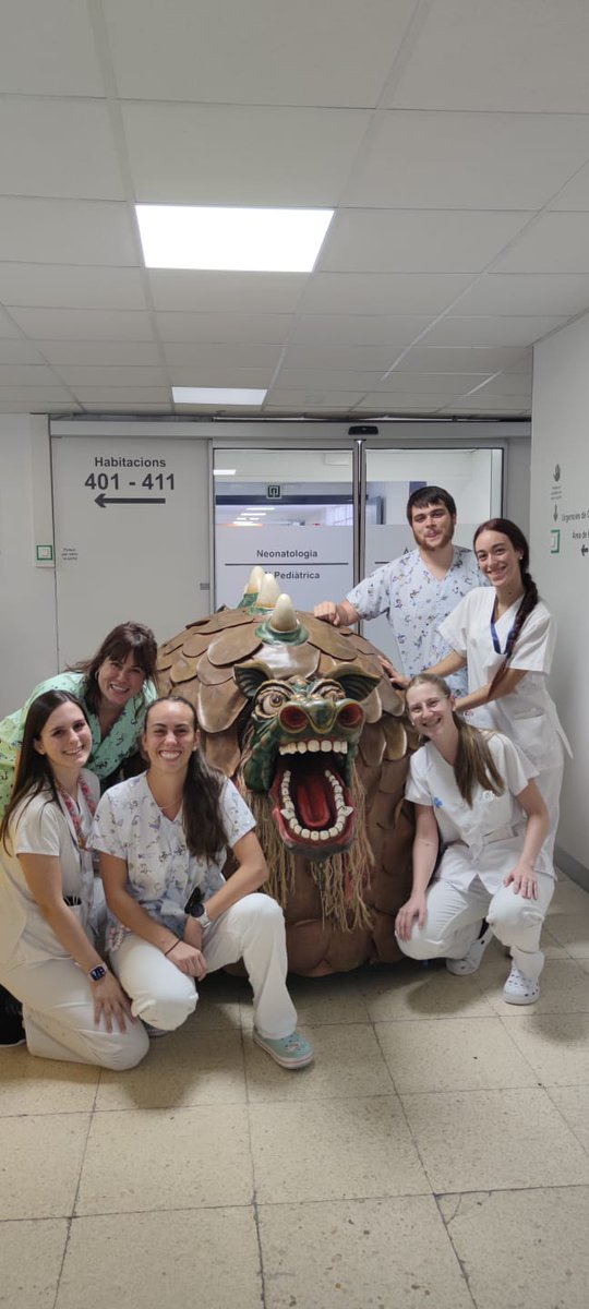 hjoan23's tweet photo. la Cucafera  Petita de Tarragona ha omplert de màgia i de festa major l’@hjoan23! Ha visitat la UCI pediàtrica, la planta de pediatria, la sala de jocs i l’hospital de dia pediàtric. Gràcies als portants per regalar somriures als infants i famílies.
#SantaTeclaTGN @CucaferaTGN https://t.co/3cxj59kfZO
