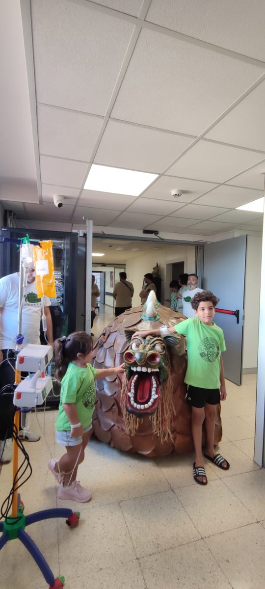 la Cucafera  Petita de Tarragona ha omplert de màgia i de festa major l’<a href="/hjoan23/">Hospital Universitari Joan XXIII</a>! Ha visitat la UCI pediàtrica, la planta de pediatria, la sala de jocs i l’hospital de dia pediàtric. Gràcies als portants per regalar somriures als infants i famílies.
#SantaTeclaTGN <a href="/CucaferaTGN/">Cucafera Tarragona</a>