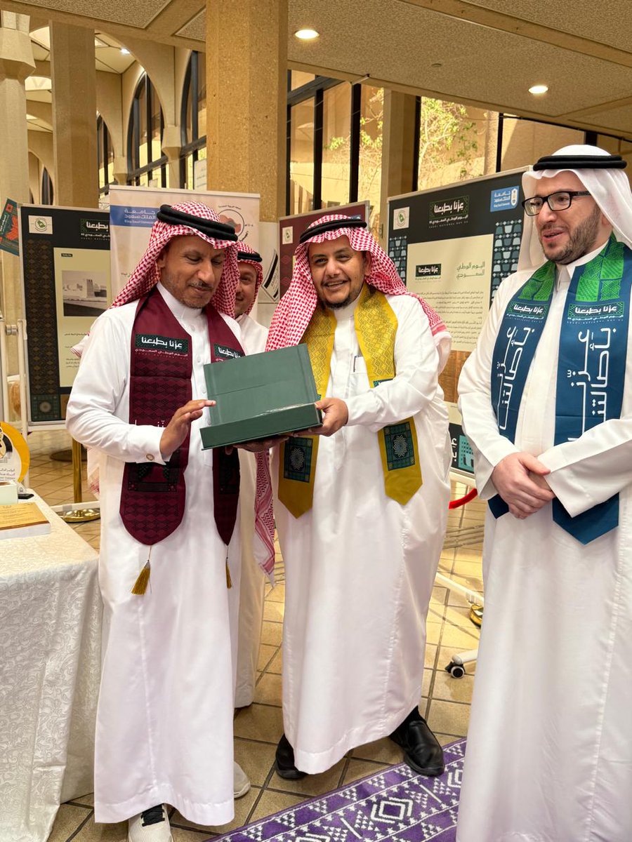 سعادة رئيس مجلس إدارة الجمعية التاريخية السعودية يُكرم وكلاء كلية العلوم الإنسانية والاجتماعية بمناسبة اليوم الوطني 95 ، وفي الصورة يظهر وكيل الكلية للدراسات العليا والبحث العلمي د. فارس الذكري.