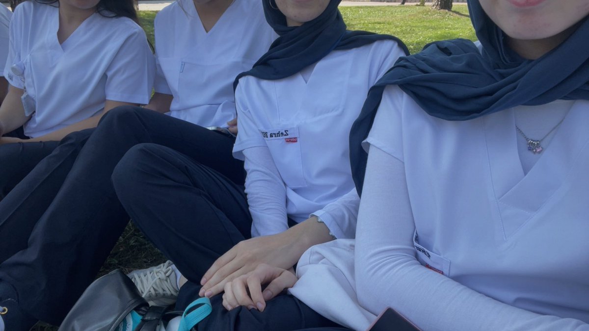 zehrabesenn's tweet photo. tıpcılar scrubs giymek icin dördüncü sınıfı beklerken birinci sınıfın ilk haftası scrubsla prekliniğe giden discilerin hayvanlık https://t.co/tCKBX1QUn4