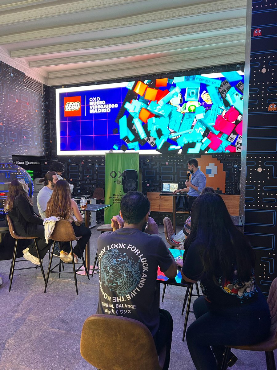 OXOMuseoMadrid's tweet photo. 🍻✨ Ayer en #BeersAndDev compartimos una gran charla con Javier Sevilla, conociendo su recorrido en Bionic Ape Game Studios.

Siempre es un placer aprender de su experiencia y seguir creciendo en comunidad. 🙌

Gracias a @dev_es por hacerlo posible una vez más 💙 https://t.co/suJ4viisoY