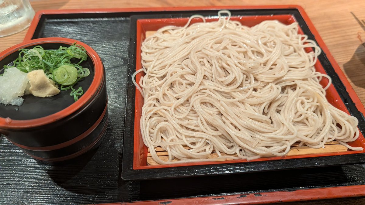 大阪出張しててひとりで酒飲んで蕎麦食ってるんだけど、後ろのおっちゃん(おじいちゃん？)が南無阿部陀仏って何度か言ってて知ってるのか。知り合いなのか。身内なのか。声をかけたい不思議な気分。酔っ払ってて南無阿弥陀仏かもしれないから帰る。酔