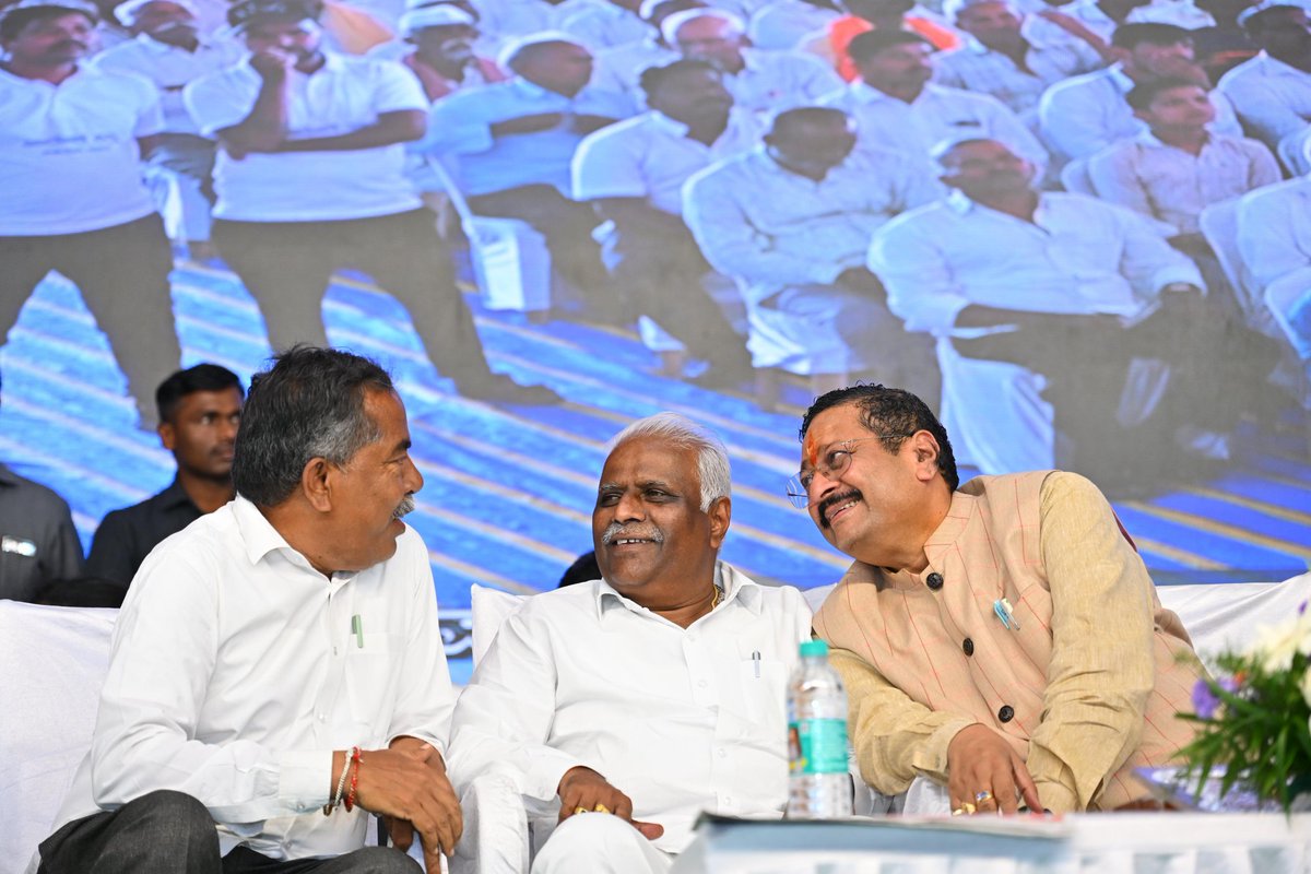 ಬೆಳಗಾವಿ ಜಿಲ್ಲೆಯ ಬೆಲ್ಲದ ಬಾಗೇವಾಡಿಯ ವಿಶ್ವರಾಜ ಸಕ್ಕರೆ ಕಾರ್ಖಾನೆ ಆವರಣದಲ್ಲಿ ಇಂದು ವಿಶ್ವನಾಥ ಮಲ್ಲಪ್ಪಾ ಕತ್ತಿ ಧರ್ಮಾರ್ಥ ಟ್ರಸ್ಟ್, ಶ್ರೀಮತಿ ರಾಜೇಶ್ವರಿ ವಿಶ್ವನಾಥ ಕತ್ತಿ ಧರ್ಮಾರ್ಥ ಟ್ರಸ್ಟ್ ಹಾಗೂ ಉಮೇಶ ಕತ್ತಿ ಅಭಿಮಾನ ಬಳಗದ ವತಿಯಿಂದ ಹಮ್ಮಿಕೊಂಡಿದ್ದ ಉಮೇಶ ಕತ್ತಿ ಉತ್ತರ ಕರ್ನಾಟಕದ ಕನಸುಗಾರ ಗ್ರಂಥ ಬಿಡುಗಡೆ ಸಮಾರಂಭದಲ್ಲಿ