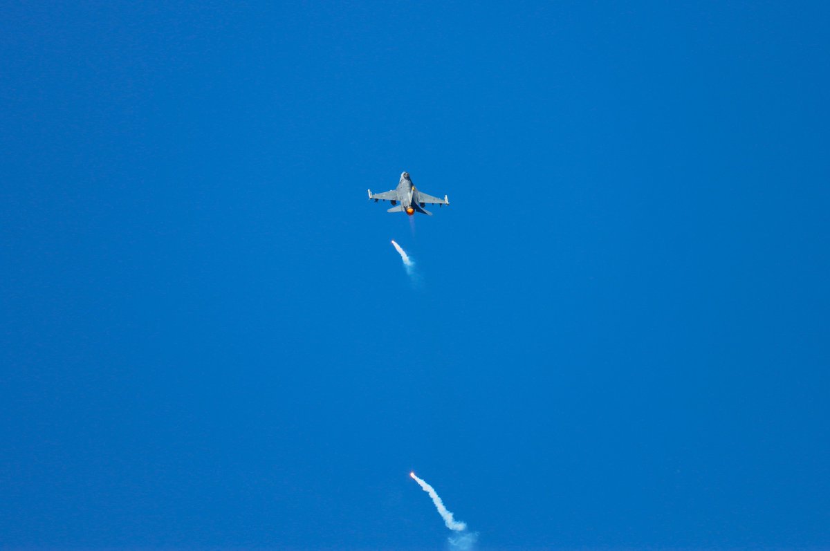 Buccaneer_55's tweet photo. #F16 の #フレアー は、初めて見ますた💕
✈ 🔥 🔥 🔥 Σ👀
#三沢基地航空祭 #35FW #14FS #PACAF #USAF #SAMURAI https://t.co/agQsy7GUTK