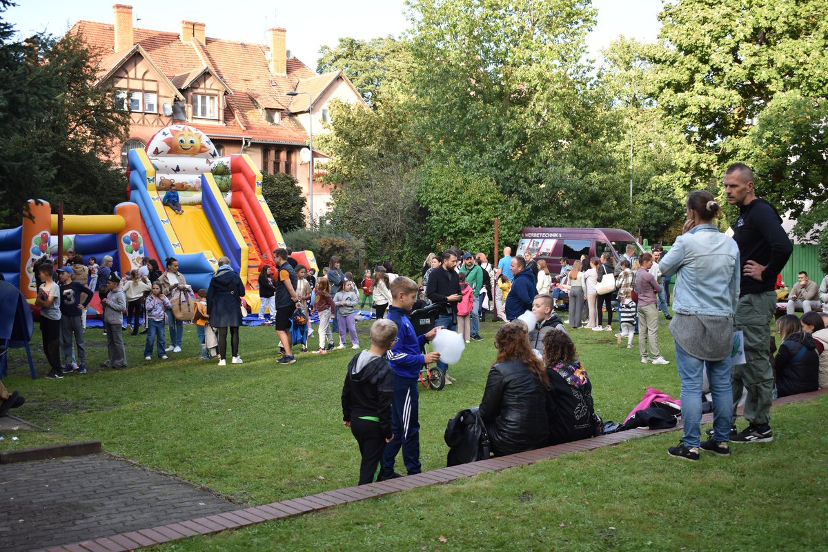 👧👦 W Młodzieżowym Domu Kultury w Legnicy na początku roku szkolnego odbył się piknik rodzinny, na którym nie mogło zabraknąć błękitnego stoiska Wód Polskich. 💙

💧 Podczas imprezy sprawdzaliśmy wiedzę zarówno młodszych, jak i starszych uczestników w grze z kołem fortuny.