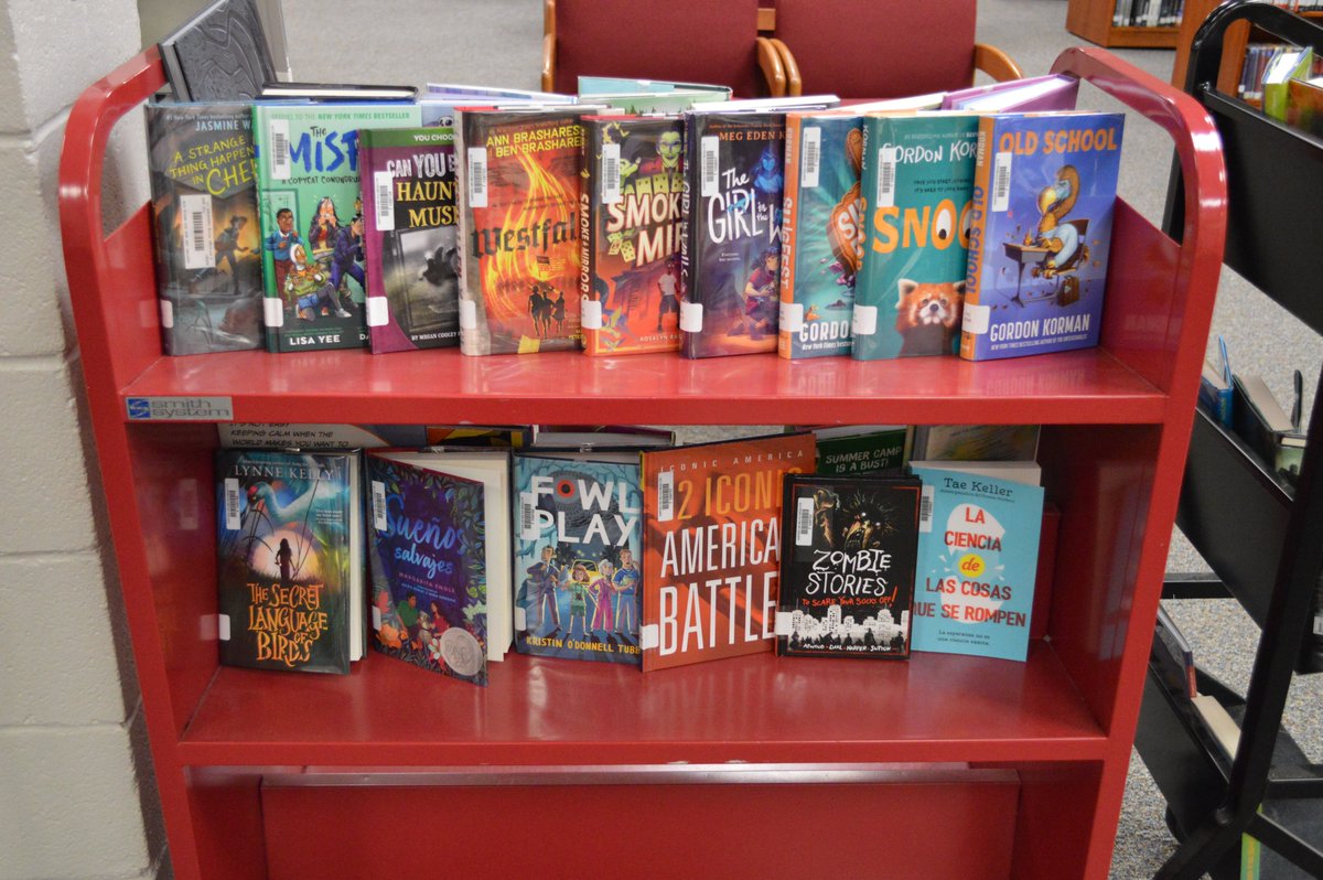 Stop by the library and check out our new books. We have new mysteries, graphic novels, horror, realistic, historical fiction, realistic fiction, non-fiction, and Spanish selections! 📚