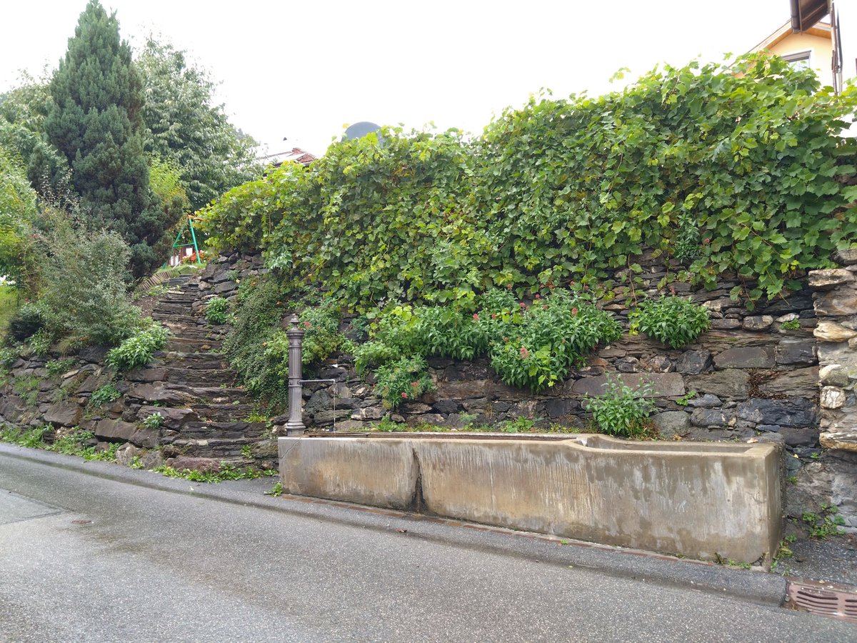素敵な石積み擁壁と階段＠スイス
