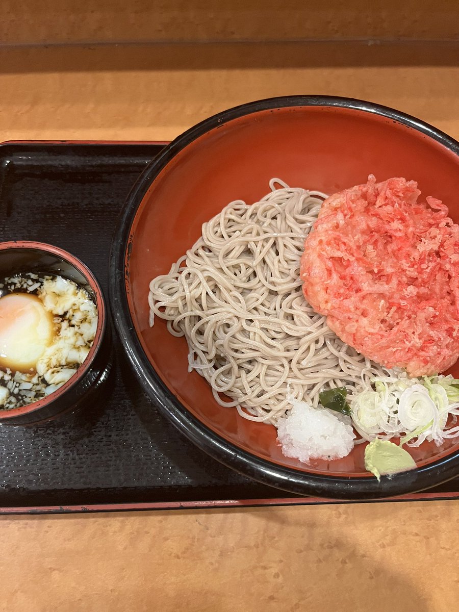 rightthing_todo's tweet photo. 田町　一心たすけ
天玉大盛(冷)：640円
※4の付く日なので大盛無料
紅生姜天、温玉
天ぷら何にしますか？
久しぶりに訪店しました。
やっぱり小野製麺所の麺は旨い❗️
出汁は香りが強く美味しい。
満足で、ご馳走さまでした。

#一心たすけ　#立ち食い蕎麦　#蕎麦　#立ち食いそば #路麺 https://t.co/5i0KtHRQCK