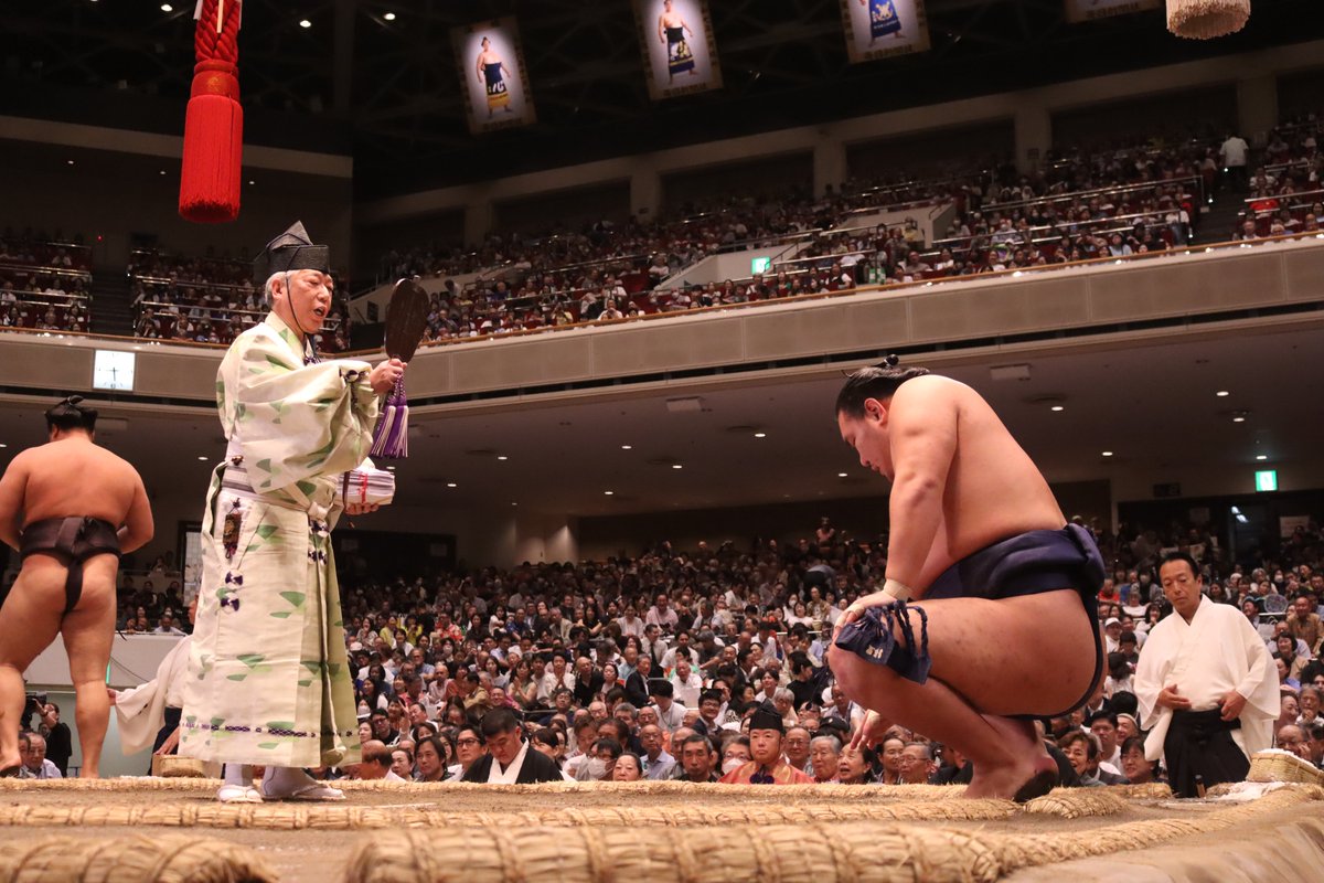 sumokyokai's tweet photo. ＜十一日目の様子＞
幕内取組。
琴櫻（８勝３敗）上手投げ　若元春（６勝５敗）
豊昇龍（１１勝）上手投げ　霧島（５勝６敗）
大の里（１０勝１敗）突き出し　髙安（３勝８敗）
全勝：大の里、1敗：豊昇龍、2敗：隆の勝、正代
明日、十二日目の幕内取組→https://t.co/6I7ZO3E9io
#sumo #相撲 #九月場所 #秋場所