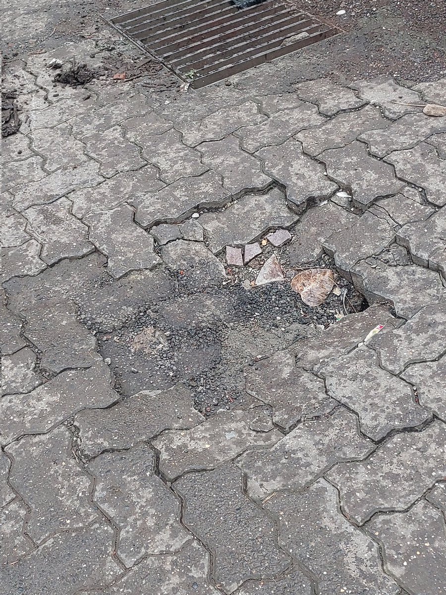 maddy0501's tweet photo. @mybmc @mybmcWardE या ठिकाणी असलेल्या मॅनहोल जवळील रस्त्यावरील इंटरलॉकिंग विटा खचल्या आहेत. त्यामुळे अपघात होण्याची शक्यता आहे. कृपया तातडीने दुरुस्ती करावी. 🙏बीएमसी दवाखान्याजवळ रसूलजीव कंपाउंड, केकेमार्ग, सातरस्ता मुंबई ४००११ https://t.co/YU3QUYoHlg