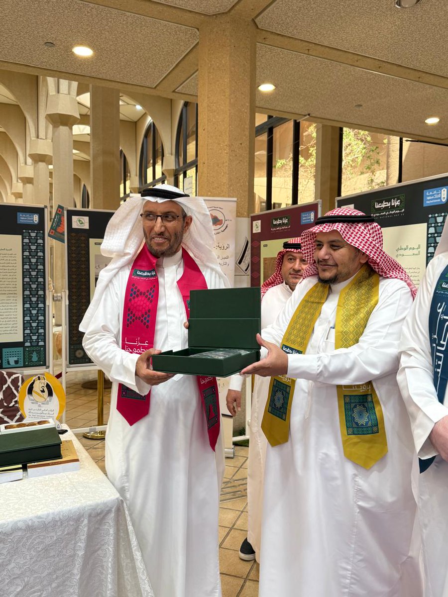 سعادة رئيس مجلس إدارة الجمعية التاريخية السعودية يكرم أ.د.عبدالرحمن الاحمري بمناسبة الاحتفال باليوم الوطني 95 ويشكره على ما يقوم به من جهد في رئاسته لهيئة تحرير مجلة الجمعية التاريخية السعودية.