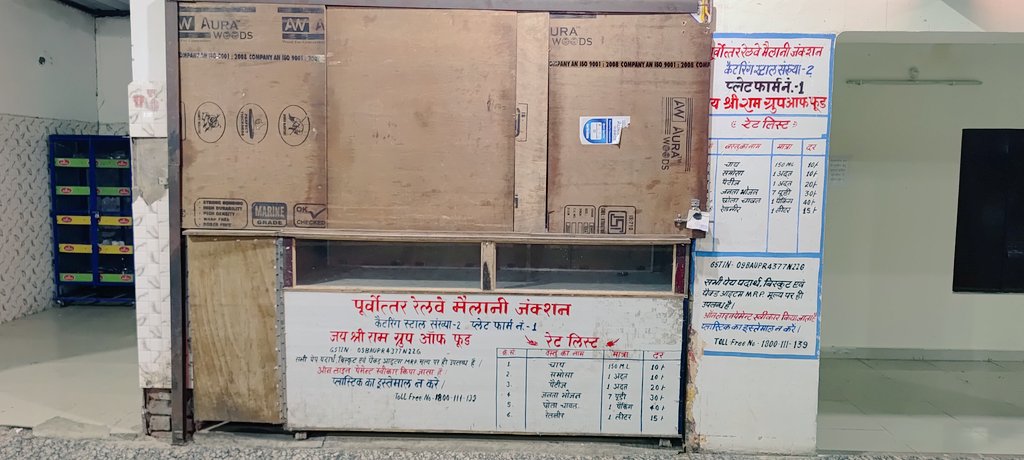 GopalSi12946817's tweet photo. कई दिनों से बंद मैलानी जंPF-1 की कैंटीन की बिजली सप्लाई,विभाग के SSEसूरज एवं कर्मचारी झकरियां की मिलीभगत से थी चालू।फ्रिजो में की जाती थी कोल्ड ड्रिंक की बोतलें ठंडी,सूचना पर वाणिज्य विभाग ने कैंटीन के ताले पर लगाई सील
दोषियों पर कार्यवाही कब?
@RailwaySeva @drmljn @nerailwaygkp https://t.co/KzV0NTMgnN