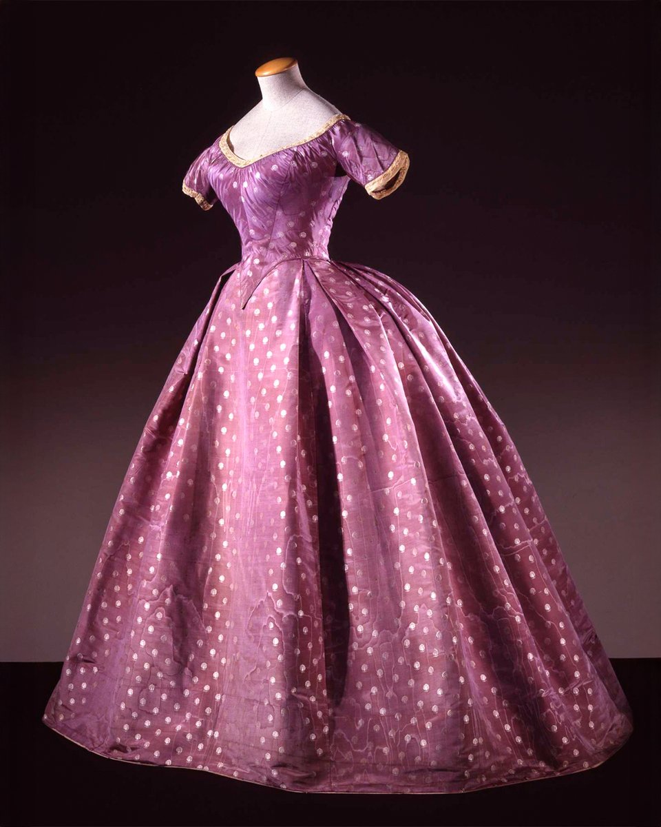 Gallerie degli Uffizi (@uffizigalleries) on Twitter photo Chi può entrare in un abito dal vitino di vespa?
Un solo nome… Claudia.
#ClaudiaCardinale lo indossò per il provino de Il Gattopardo di Visconti.
Oggi quell’abito vive a Firenze, custodito al Museo della Moda di #PalazzoPitti.
E Claudia… Claudia è ancora con noi.
Per sempre. Chi può entrare in un abito dal vitino di vespa?
Un solo nome… Claudia.
#ClaudiaCardinale lo indossò per il provino de Il Gattopardo di Visconti.
Oggi quell’abito vive a Firenze, custodito al Museo della Moda di #PalazzoPitti.
E Claudia… Claudia è ancora con noi.
Per sempre.