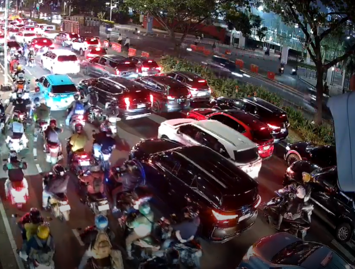 TMCPoldaMetro's tweet photo. 18.20 Situasi arus lalu lintas di Ruas Jl. Gerbang Pemuda Senayan menuju arah Semanggi/Slipi terpantau cukup padat. https://t.co/JnoX9P5T6s