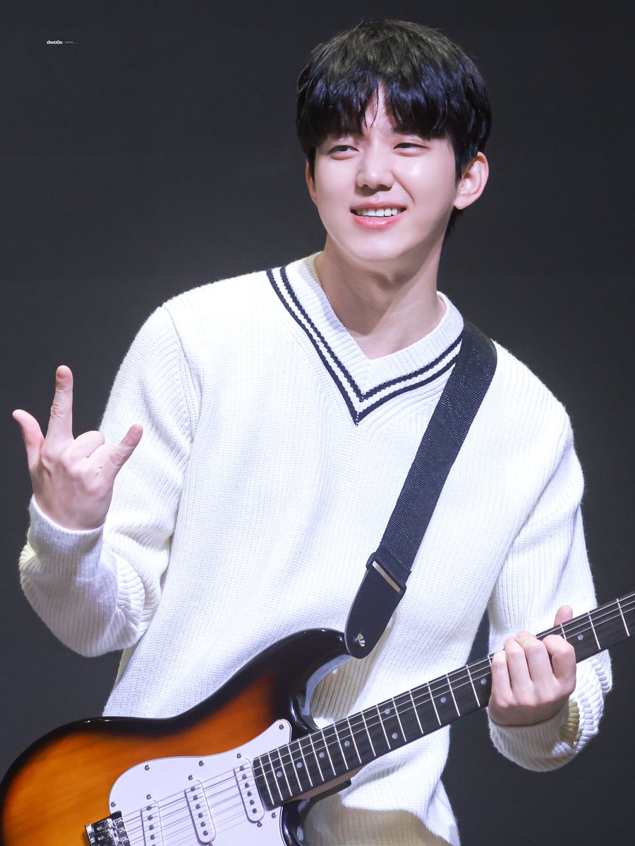 dwo0o's tweet photo. 250921 사운드웨이브

롹앤롤 🎸🤟🏻
#도운 #DOWOON #데이식스 #DAY6 https://t.co/hveD70SmfV