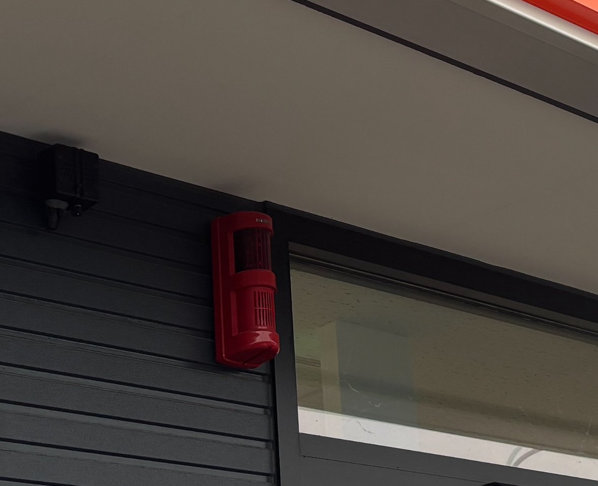 コンビニに必ずある赤色灯。
これが光っている時は、店内で緊急事態が発生しているのですぐに110番だぞ