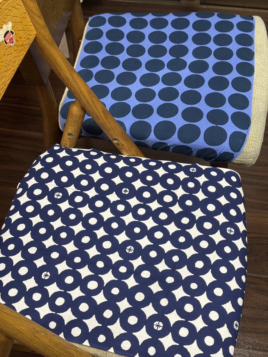 新しい手ぬぐいを椅子カバーにしました。