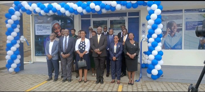 SilverKayondo's tweet image. Congratulations to the @dfcugroup team upon launching a new branch in #FortPortal. We look forward to innovative products &amp;amp; excellent customer service.