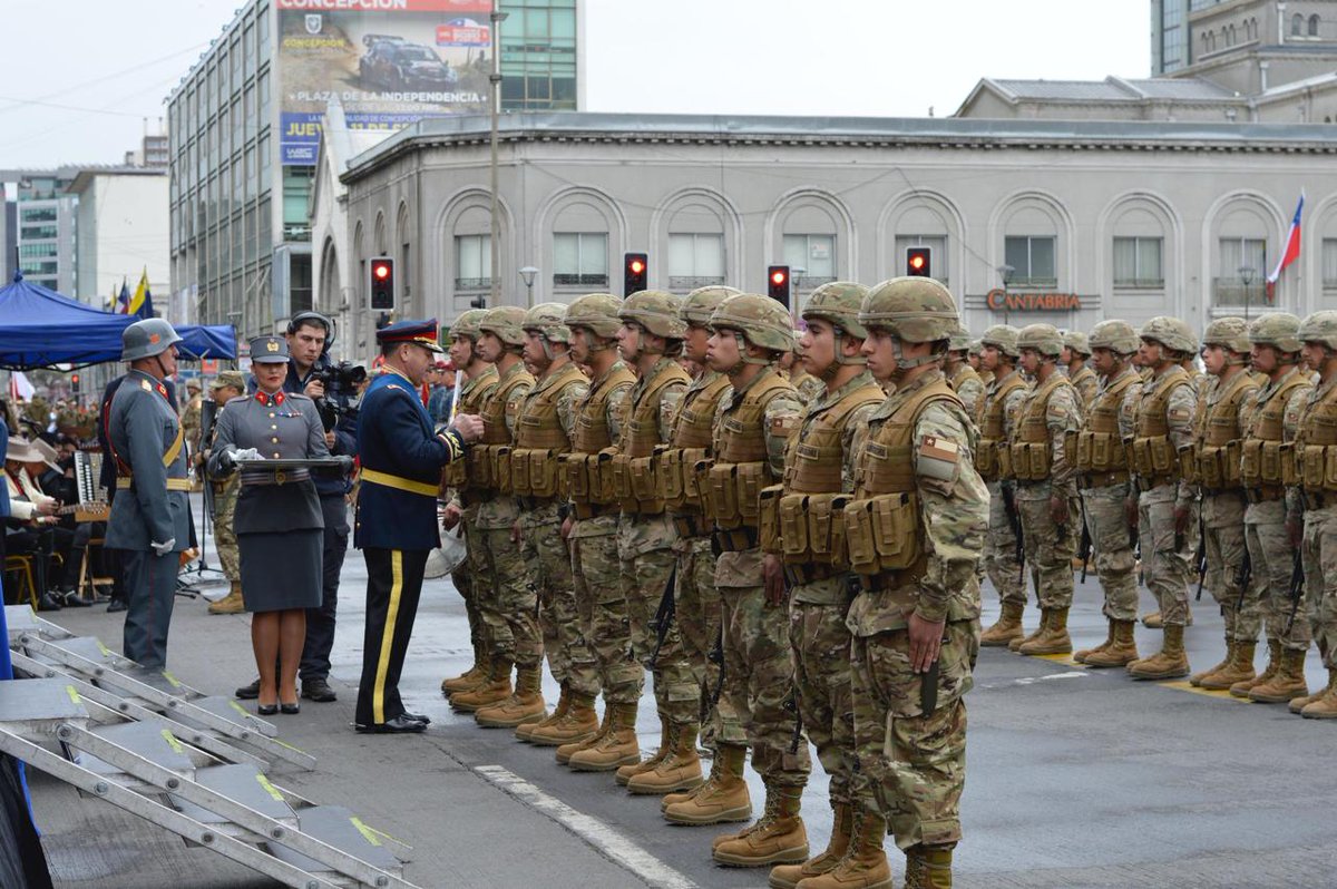 𝐄𝐣𝐞́𝐫𝐜𝐢𝐭𝐨 𝐝𝐞 𝐂𝐡𝐢𝐥𝐞 𝐜𝐨𝐧𝐝𝐞𝐜𝐨𝐫𝐚 𝐚 𝐬𝐨𝐥𝐝𝐚𝐝𝐨𝐬 𝐜𝐨𝐧𝐬𝐜𝐫𝐢𝐩𝐭𝐨𝐬 𝐜𝐨𝐧 𝐌𝐞𝐝𝐚𝐥𝐥𝐚 “𝟏𝟖 𝐒𝐞𝐩𝐭𝐢𝐞𝐦𝐛𝐫𝐞”.

Conoce todos los detalles de este reconocimiento a los jóvenes con las más altas calificaciones durante su periodo de formación e