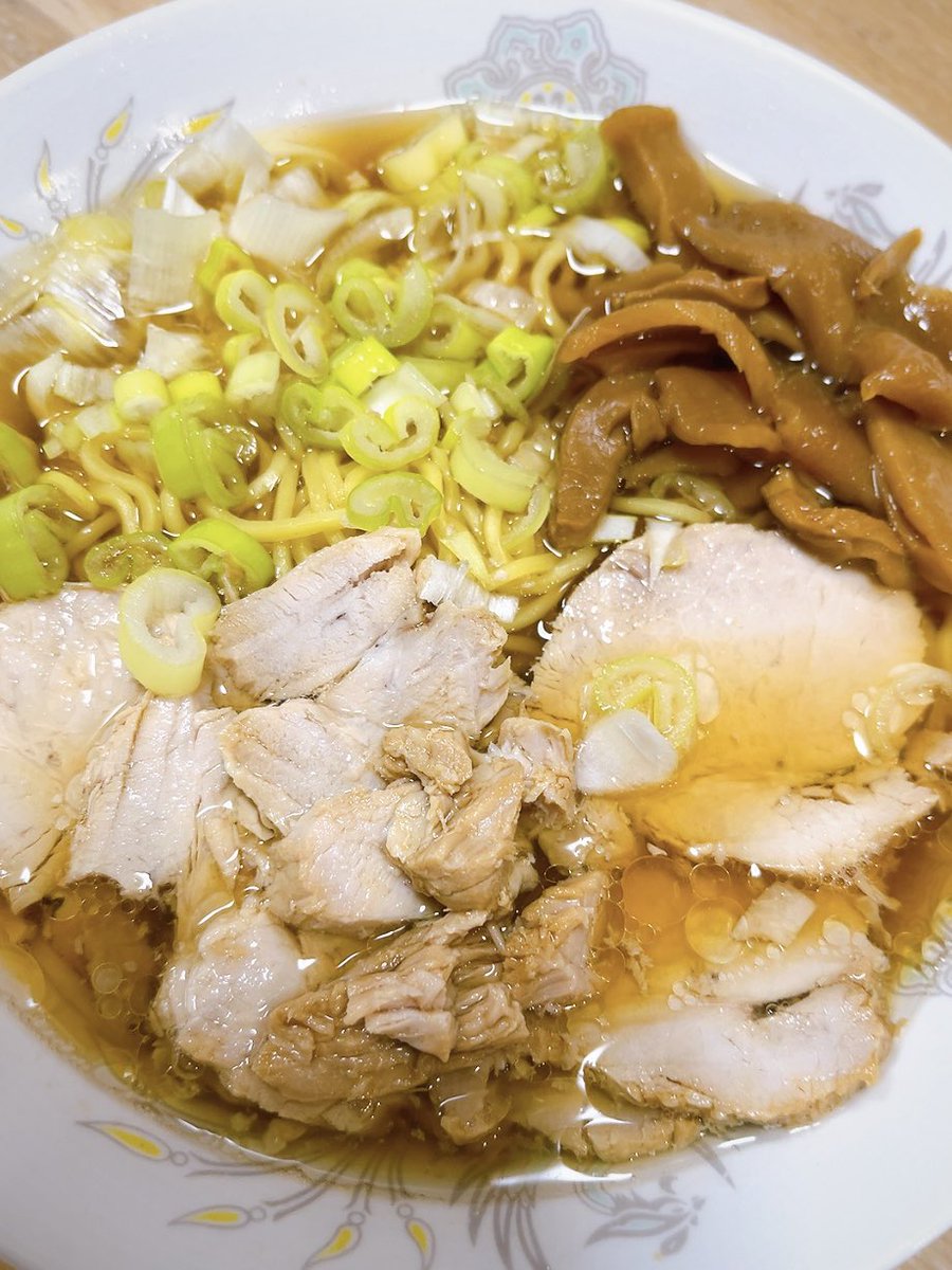 チャーシューとラーメンです
煮汁でスープ最高よ！
いそいそしてて雑よ！

#料理記録 #晩ごはん #おうちご飯 #晩酌のおとも