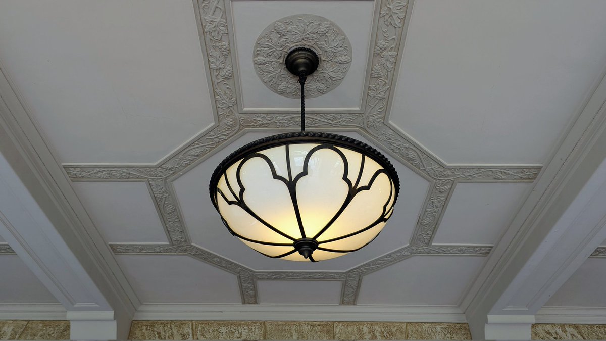 askaterrace's tweet image. 四つ葉のクローバーの噴水を愛でながら図書館へ。優美なエントランスホールの照明。2階の室内は、大きな窓から注がれる柔らかい光で満たされています。天井に描かれたカラフルな模様と、椅子の背もたれ上部のカールした装飾が可愛らしく、心躍ります。

#神戸女学院　#ヴォーリズ
#近代建築