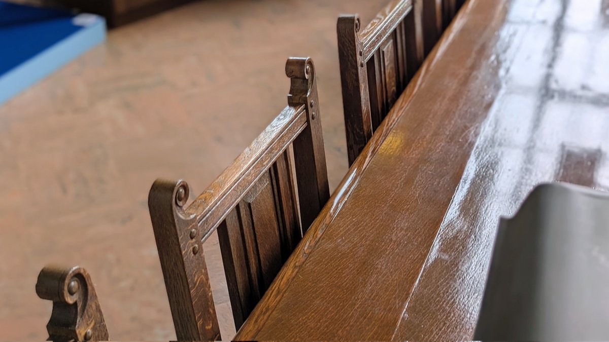 askaterrace's tweet image. 四つ葉のクローバーの噴水を愛でながら図書館へ。優美なエントランスホールの照明。2階の室内は、大きな窓から注がれる柔らかい光で満たされています。天井に描かれたカラフルな模様と、椅子の背もたれ上部のカールした装飾が可愛らしく、心躍ります。

#神戸女学院　#ヴォーリズ
#近代建築