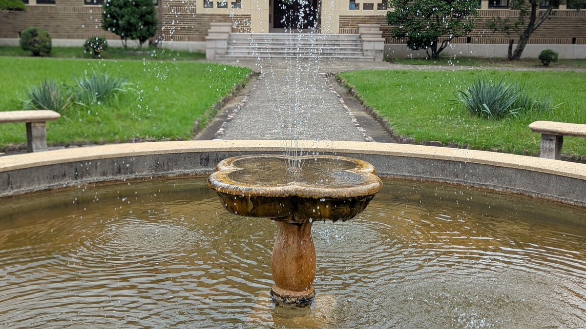 askaterrace's tweet image. 四つ葉のクローバーの噴水を愛でながら図書館へ。優美なエントランスホールの照明。2階の室内は、大きな窓から注がれる柔らかい光で満たされています。天井に描かれたカラフルな模様と、椅子の背もたれ上部のカールした装飾が可愛らしく、心躍ります。

#神戸女学院　#ヴォーリズ
#近代建築