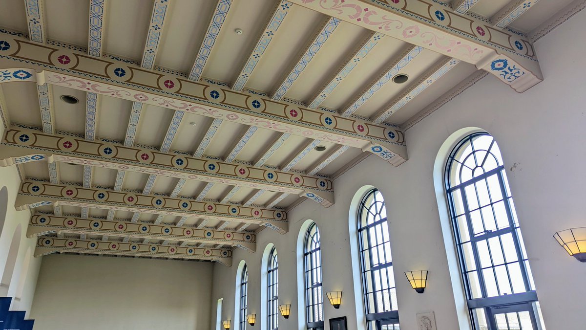 askaterrace's tweet image. 四つ葉のクローバーの噴水を愛でながら図書館へ。優美なエントランスホールの照明。2階の室内は、大きな窓から注がれる柔らかい光で満たされています。天井に描かれたカラフルな模様と、椅子の背もたれ上部のカールした装飾が可愛らしく、心躍ります。

#神戸女学院　#ヴォーリズ
#近代建築