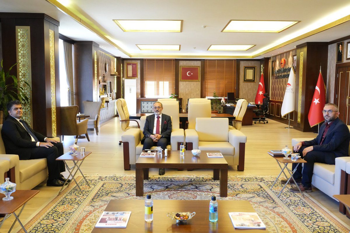 İl Göç İdaresi Müdürü Çağrı Öndeş, Rektör Prof. Dr. Erdal Çelik’i Ziyaret Etti

Bingöl İl Göç İdaresi Müdürü Çağrı Öndeş, Bingöl Üniversitesi Rektörü Prof. Dr. Erdal Çelik’i makamında ziyaret etti. Ziyarette Genel Sekreter Prof. Dr. Veysel Turan da hazır bulundu.

Görüşmede,