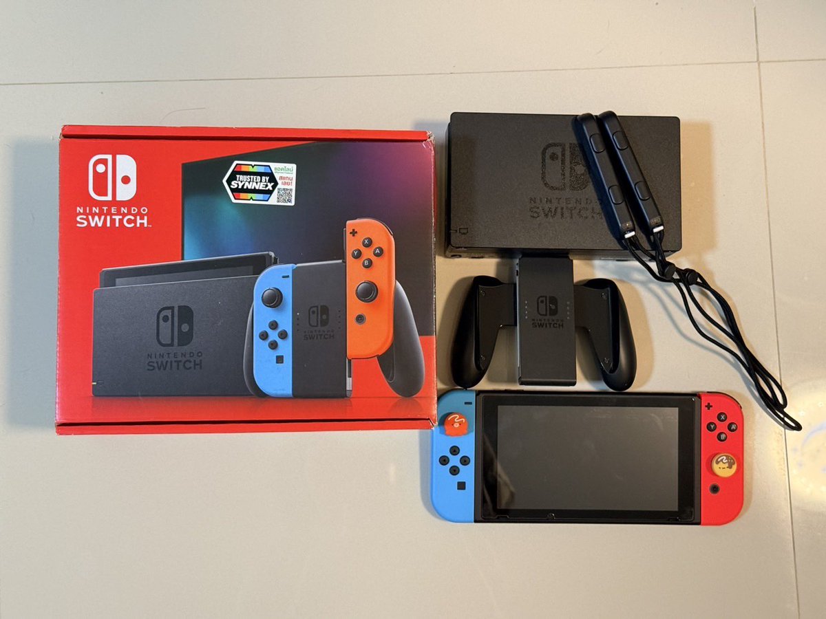 Conbor99's tweet image. ✨ Nintendo Switch V2 ✨ 
Neon red/blue 
ของครบ ใหม่มาก เปิดเล่นไม่กี่ครั้ง
ประกันหมด พย 68

📍เครื่อง 4500
📍แผ่นเกม Mario 1100 

**ลดได้** รายละเอียดเพิ่มเติม DM

#ส่งต่อนินเทนโด้ #nintendoมือสอง #ส่งต่อnintendo #nintendo #NintendoSwitch #ส่งต่อเกมส์ #นินเทนโด้ #ตลาดนัดnintendo