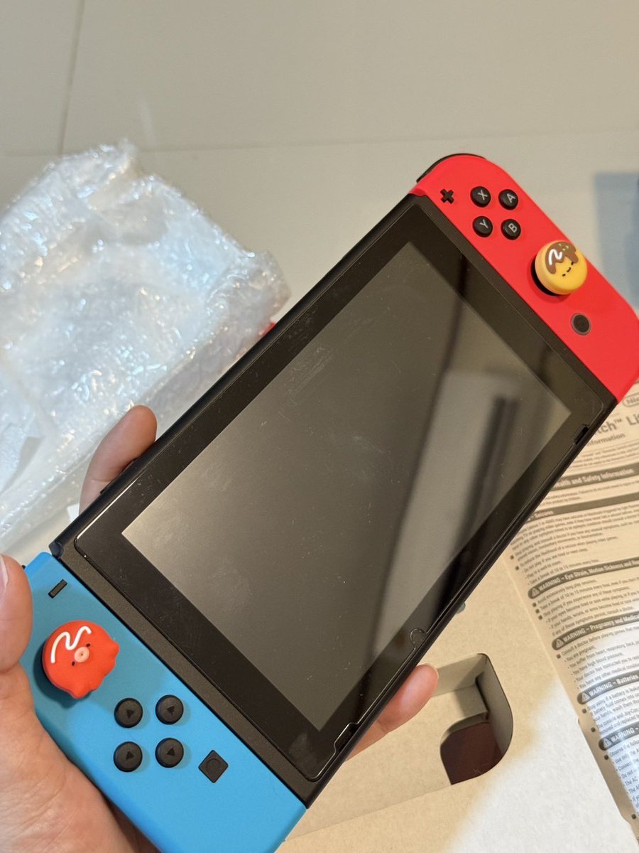 Conbor99's tweet image. ✨ Nintendo Switch V2 ✨ 
Neon red/blue 
ของครบ ใหม่มาก เปิดเล่นไม่กี่ครั้ง
ประกันหมด พย 68

📍เครื่อง 4500
📍แผ่นเกม Mario 1100 

**ลดได้** รายละเอียดเพิ่มเติม DM

#ส่งต่อนินเทนโด้ #nintendoมือสอง #ส่งต่อnintendo #nintendo #NintendoSwitch #ส่งต่อเกมส์ #นินเทนโด้ #ตลาดนัดnintendo