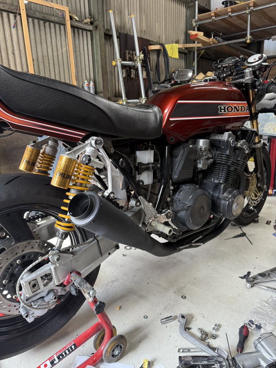 マフラーとステップが変わりました。
次色塗ります。