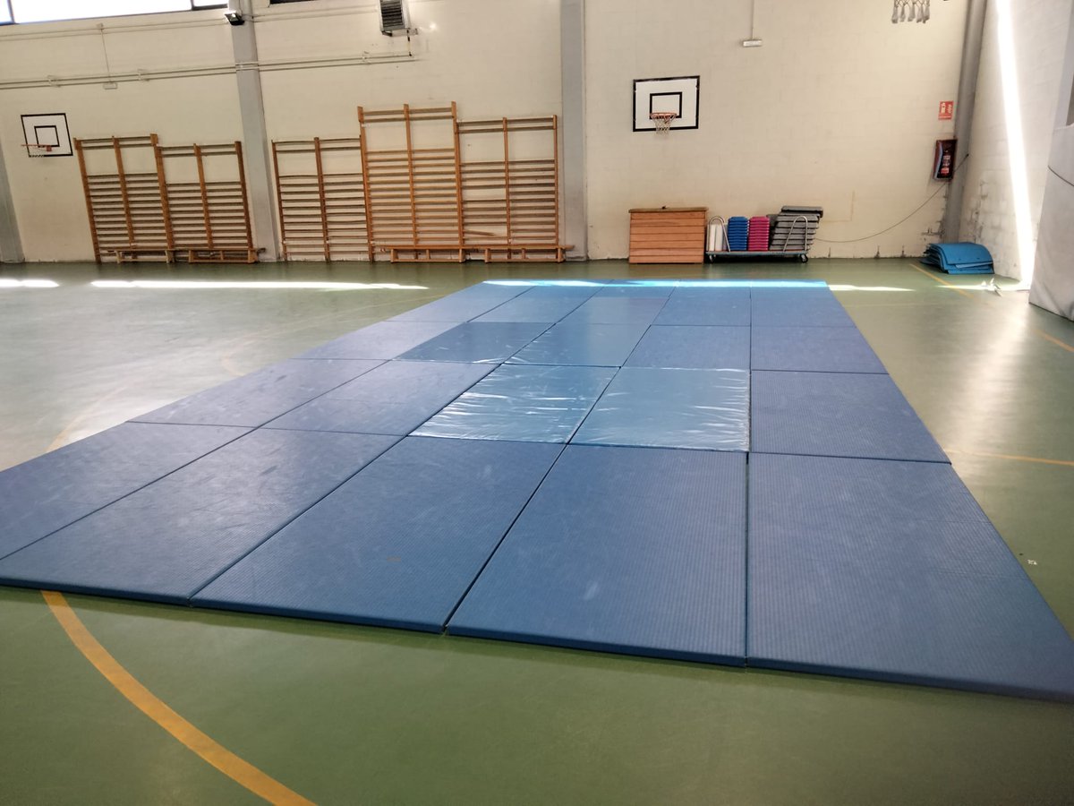 En el Colegio CONCEPCION ARENAL, preparado el tatami para las Jornadas de conocimiento del Judo, dentro de las clases de Educación Física, que se impartirán hoy y mañana.
A punto de comenzar el nuevo CURSO DE JUDO Y DEFENSA PERSONAL 2025-26, para Ed. Infantil y Educ. Primaria .