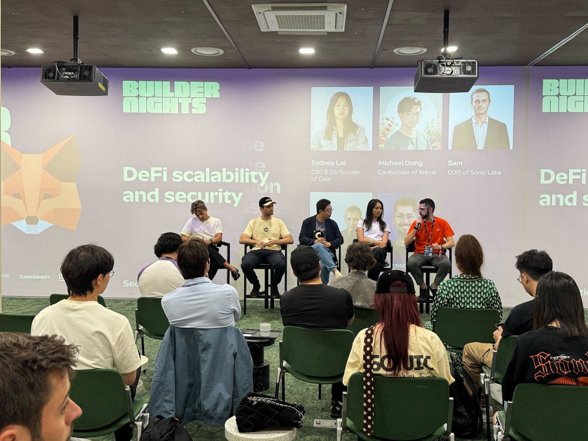 brevis_zk's tweet image. 🙏Thank you @francescoswiss for hosting Builder Nights Seoul and bringing together some of the sharpest minds in infra!

🔹Key insight from our panel: DEXs can't match CEX features like VIP tiers because accessing and processing trading history data is too expensive on-chain.…