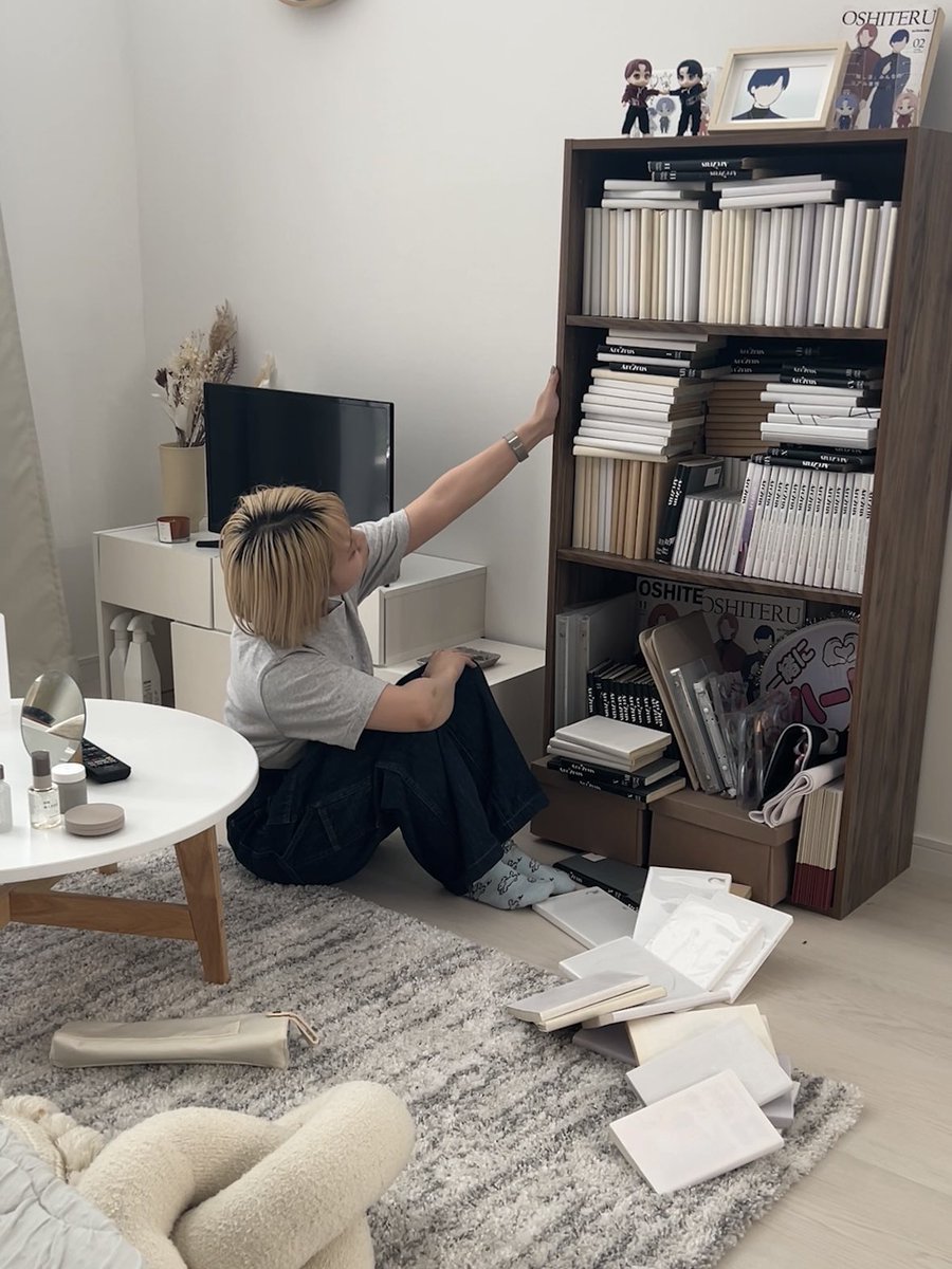 300冊以上収納できる 天才本棚に出会った🥹 ✨ ⇦Before After⇨