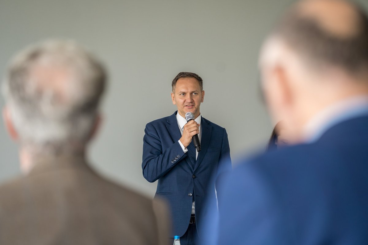 CYFRA_GOV_PL's tweet photo. 🌐💻🇵🇱 Polskie technologie zyskują nowe wsparcie!
Rusza #ICTeam – Zespół ds. wsparcia polskiego sektora ICT. To forum współpracy administracji, biznesu, nauki i organizacji branżowych, którego celem jest stworzenie trwałego modelu ekspansji polskich firm technologicznych na rynki zagraniczne.
Spotkanie zainaugurował wiceminister cyfryzacji @RafalRosinski79. W wydarzeniu wziął udział także dyrektor Departamentu GovTech Polska, Krystian Olchowik.
👉 Głównym zadaniem zespołu będzie wypracowanie trwałego modelu wspierania ekspansji polskich technologii pod marką „Polish Tech”.
Podczas inauguracyjnego spotkania eksperci dyskutowali https://t.co/UqTDrvWuku. o wyzwaniach związanych z regulacjami, certyfikacją, dostępem do specjalistów czy promocją polskich rozwiązań technologicznych za granicą. Wspólnym celem jest wypracowanie systemowych rozwiązań, które pozwolą firmom skuteczniej rozwijać się międzynarodowo i umacniać pozycję Polski jako centrum innowacji. 👩💻👨💻🌍
Więcej o pracach Zespołu przeczytasz w komunikacie: https://t.co/bXiI29MgYI
#PolishTech #Cyfryzacja #MinisterstwoCyfryzacji