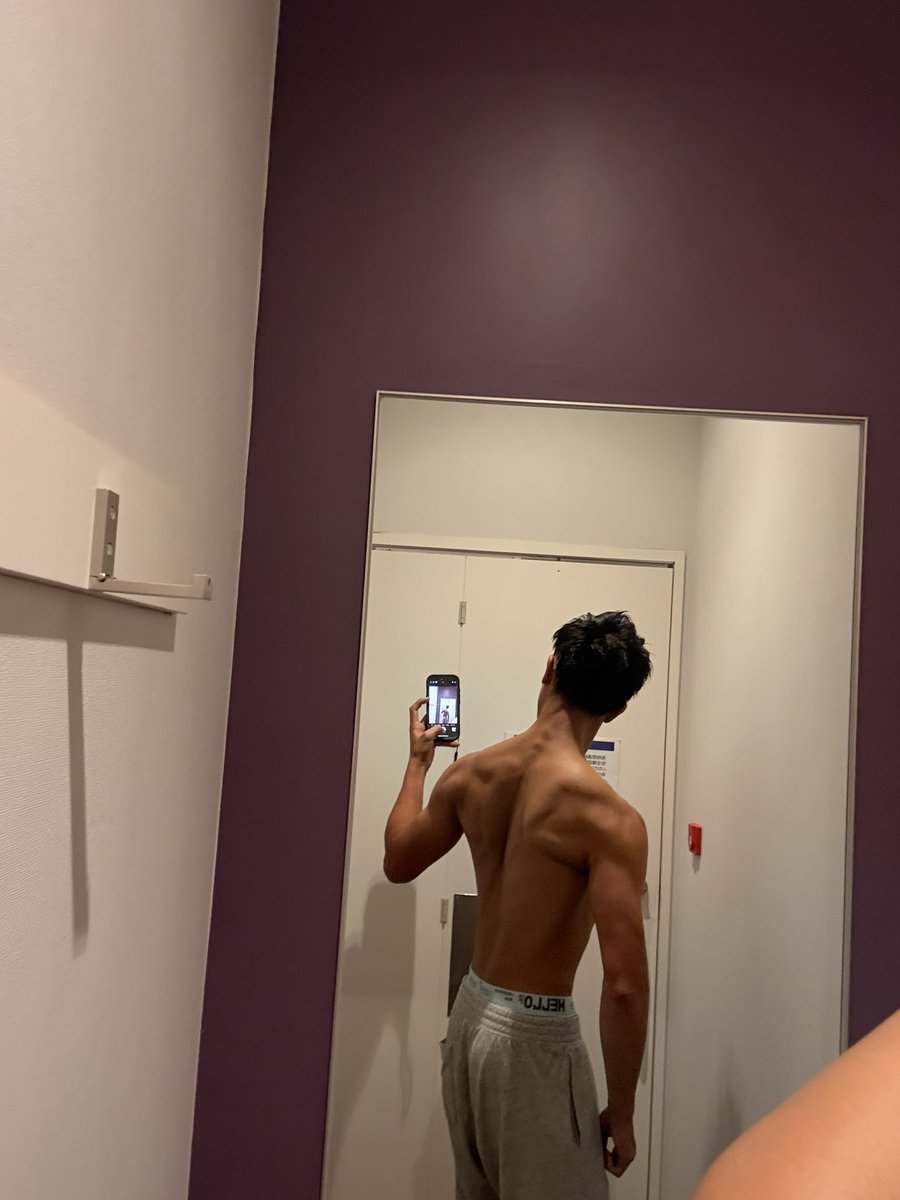 murachio's tweet image. 服着てるとまだまだ一般人
服の上からわかるくらいでかくなりたい