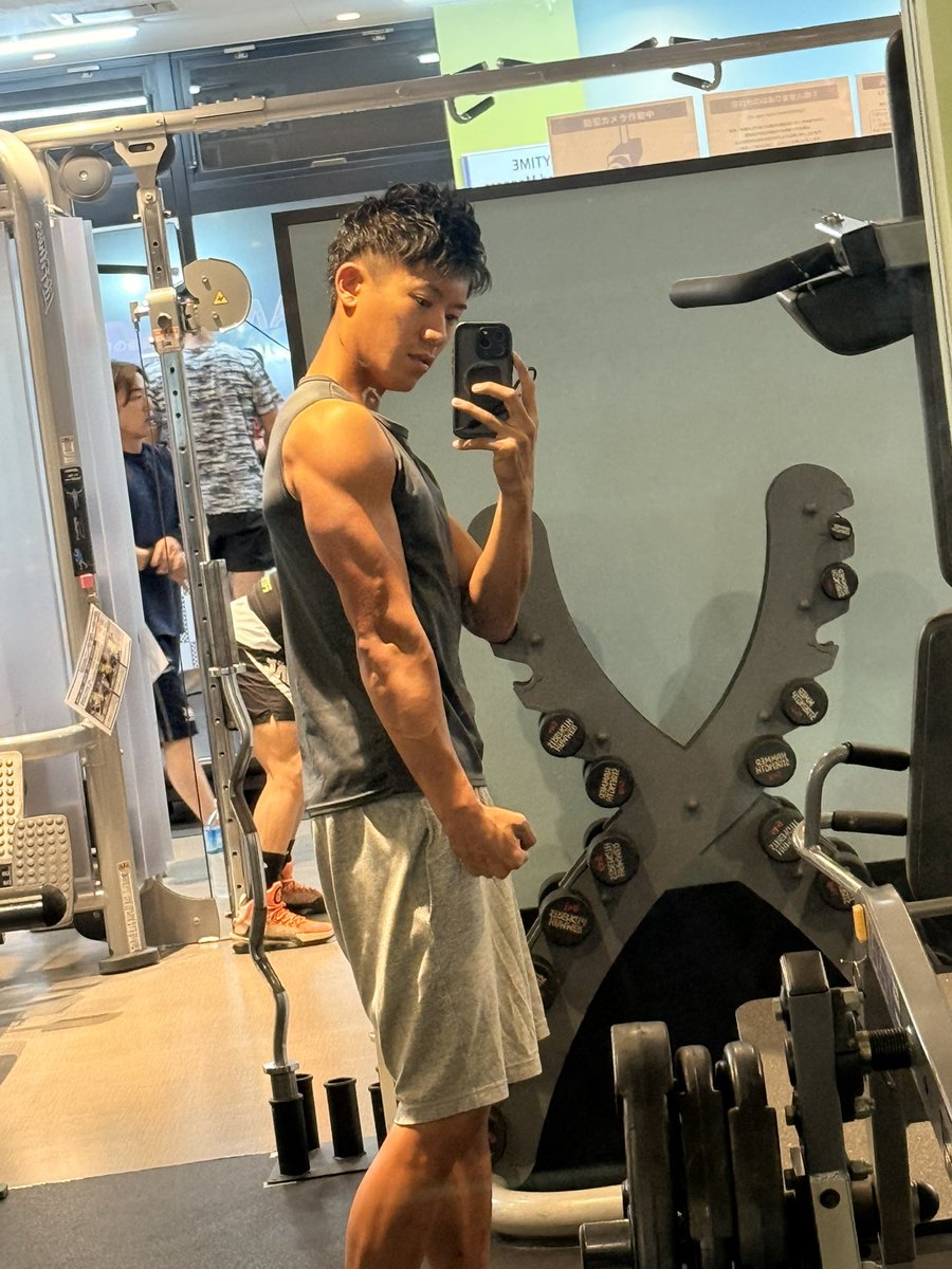 murachio's tweet image. 服着てるとまだまだ一般人
服の上からわかるくらいでかくなりたい