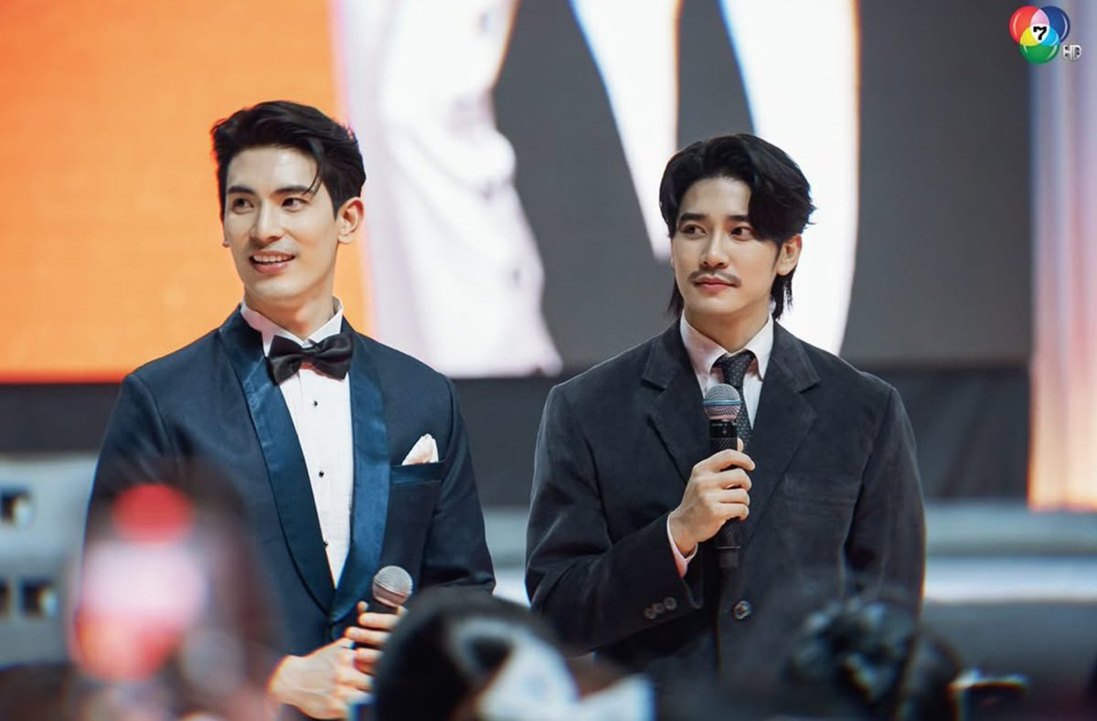 รูปถือไมค์ตำนานจริง ละวันนั้นคือชั้นเห็นโมเม้นนี้เต็มสองตา ยังสะกิดๆคุณป่านอยู่เลยว่าดูพี่สนถือไมค์ให้ยูโร ละน้องยูโรสวยมาก 😭 จำได้ว่าหลังจากนั้นสามวัน มีคนลงรูปถือไมค์+ช่องเจ่ดมาลงรูปคู่ กุเอารูปมาลงถามเลยว่าใครแม่งเริ่มสนยูโร กุฟินนะเว้ย55555555555 อือ ตอนนี้เป็นไงหล่ะ 🙂‍↕️