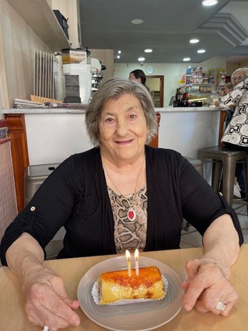 comabellafund's tweet photo. 🎂🩷 Avui hem celebrat l’aniversari de la Candida!
 
Un dia especial per compartir amb ella, bufar les espelmes i després visitar el Manel, el seu marit, a qui també acompanyem des de la fundació. 

Moments que ens recorden la importància de ser-hi. 😊

#acompanyament #gentgran https://t.co/VaKv0F0c6U