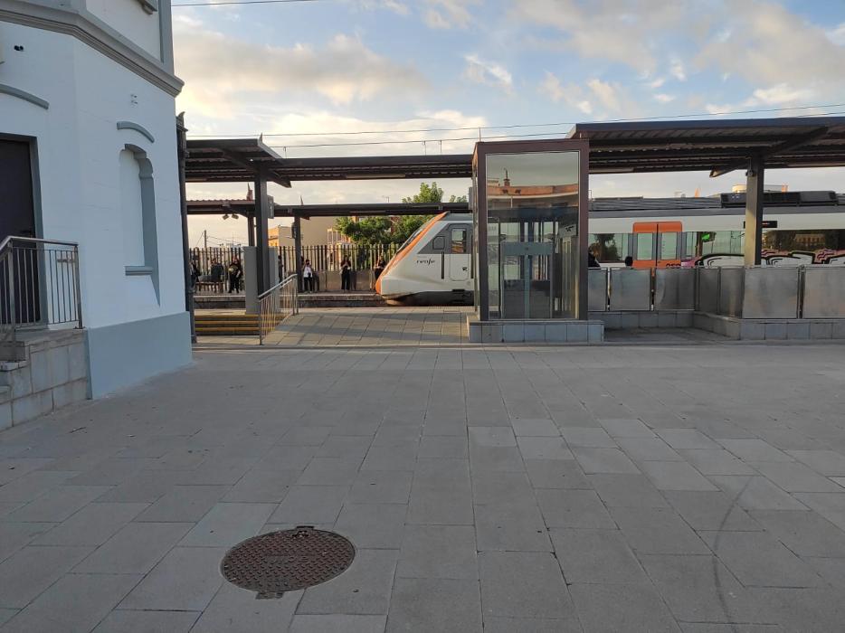 Un tren de Rodalies arrenca sense esperar un passatger cec que buscava el polsador de la porta.
En Joan Carles Costa, veí de Cubelles, ha viscut una situació arriscada que ha volgut denunciar públicament  amb el suport de <a href="/dignitatavies/">Dignitat a les vies</a>.
📻👇 
radiocubelles.cat/noticies/pln5/…