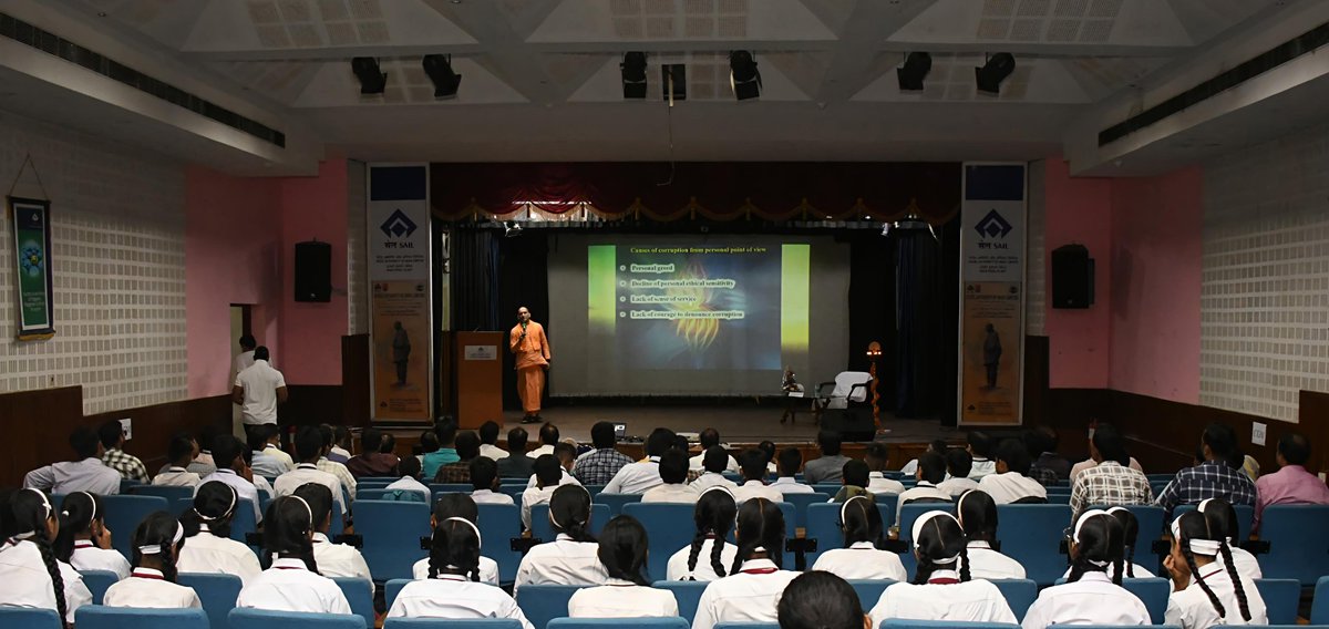 SAIL_IISCOSteel's tweet image. A session on “Corruption: Its Cure from the Roots” held as part of #VigilanceAwarenessWeek2025 saw senior officers along with Sri Premanand Caitanay Das of @iskcon join employees & students to reflect on ethics & integrity as keys to fight corruption.
@SAILsteel 
@SteelMinIndia