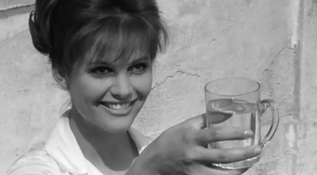 Descanse en paz Claudia Cardinale (1938-2025), la grandiosa musa de Sergio Leone, Luchino Visconti o Federico Fellini.  Siempre quedará en mi retina su actuación en "Il Gattopardo" y su participación sublime en "8½". Su angelical sonrisa es mejor que el agua termal: lo cura todo.