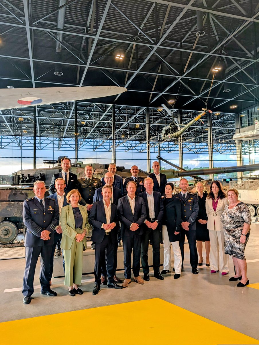 Gisteren het Luchthavendiner mogen leiden voor <a href="/Defensie/">Ministerie van Defensie</a>. Met de CEO's van de Nederlandse vliegvelden, luchtmachttop en <a href="/DefensieStas/">Gijs Tuinman</a> gesproken over meer militair medegebruik van onze vliegvelden.