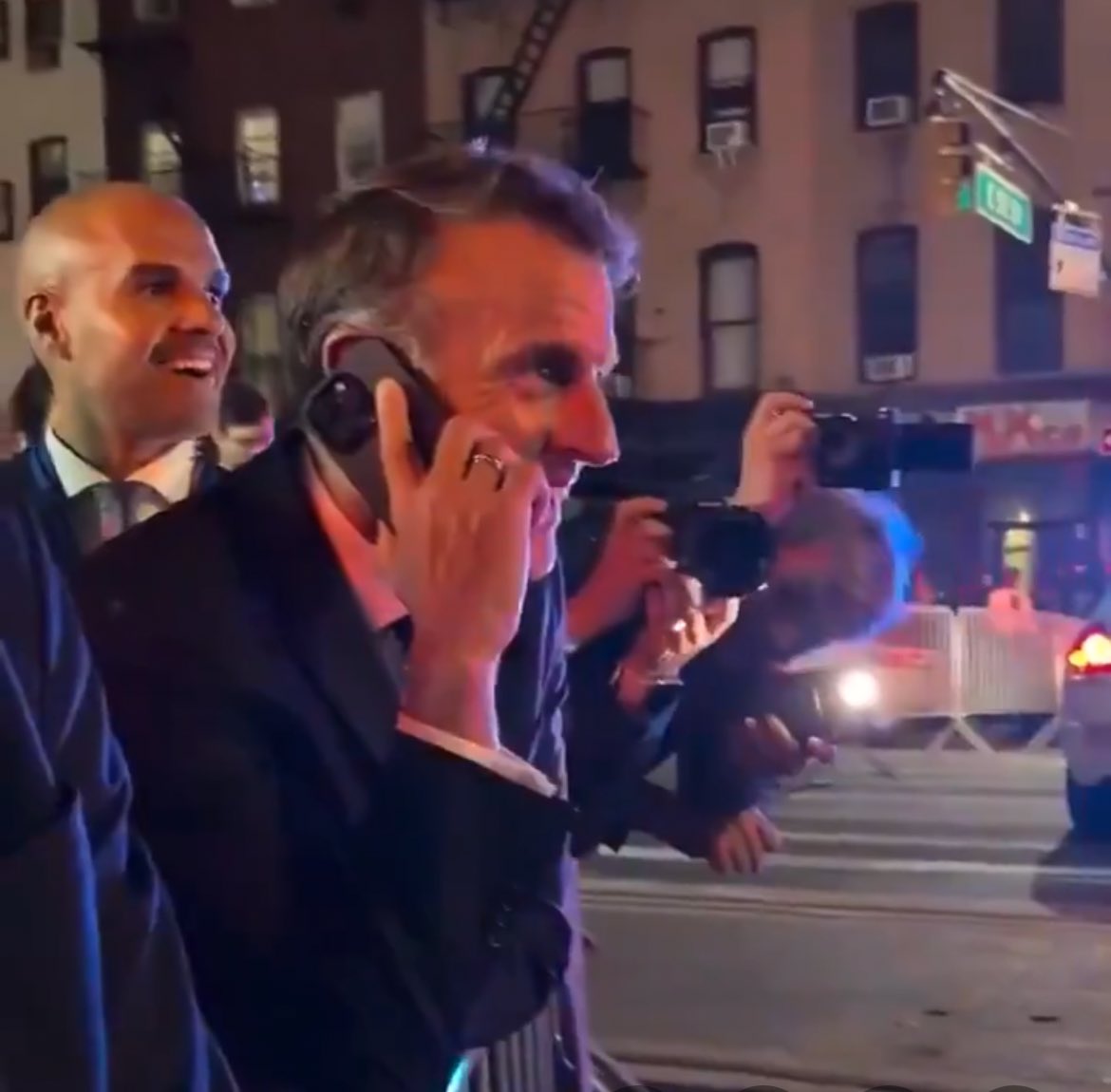 ¿Os imagináis a Feijoó llamando por teléfono a Trump “en inglés” como hizo Macron con el atasco?