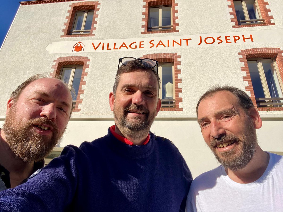 [new job] 
J’ai la joie de vous annoncer 
que je suis devenu délégué général 
de la Fédération Village Saint Joseph ! linkedin.com/feed/update/ur…