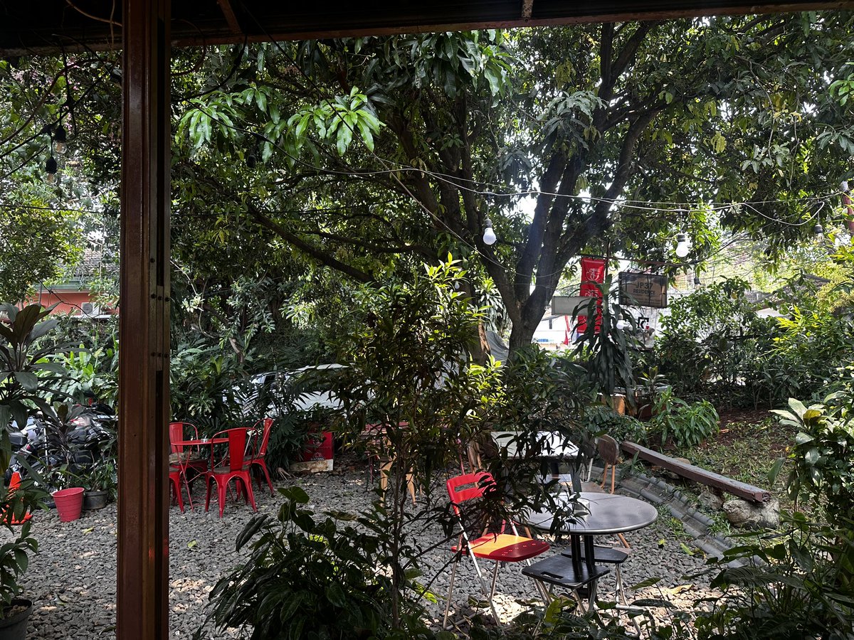 Merayakan selesainya buku dengan mampir di Kozi Jeruk Purut. Rambak dengan acar cabe gendotnya (iya gak sih?) dan Mocky.  Rambak dan acarnya juara banget anjay. Pulang bawa Mocky part 2 dan E-fee. Mampir lah, gas. Mantep <a href="/kozirama/">Rama</a>