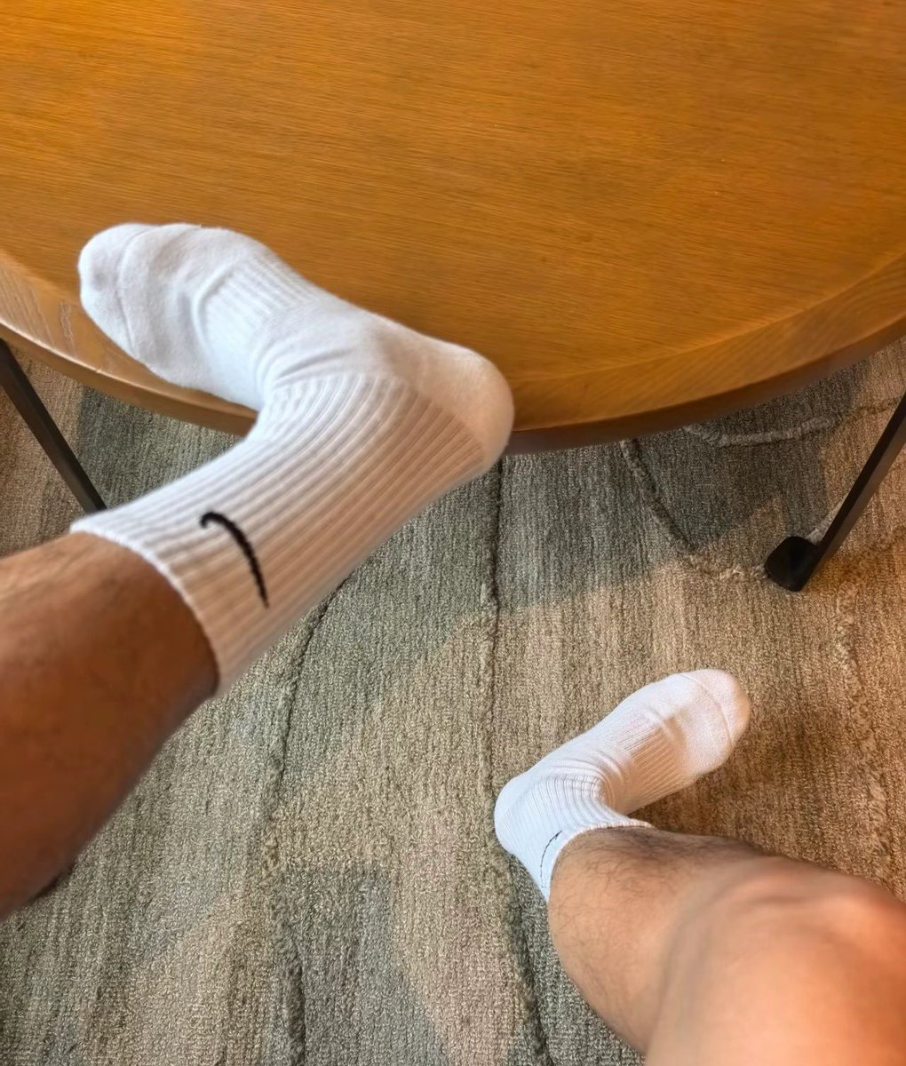 zhng1316301's tweet photo. 新穿的白袜🧦   🐶快来闻 https://t.co/2E5QyA75UF