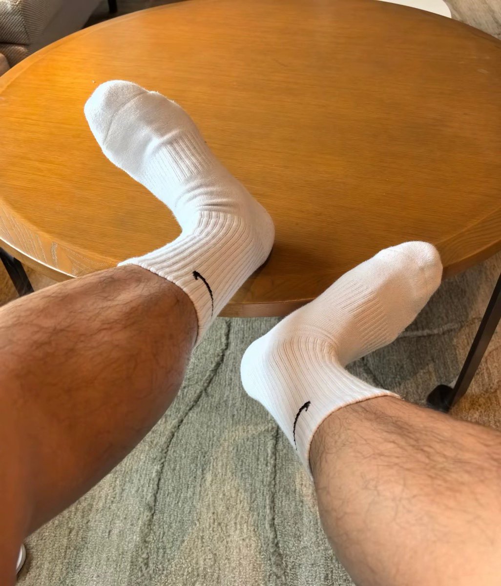 zhng1316301's tweet photo. 新穿的白袜🧦   🐶快来闻 https://t.co/2E5QyA75UF